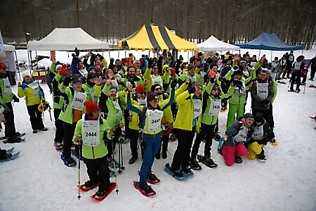 un gruppo numeroso e colorato, felice di partire per l'allegra ciaspolata sulla neve.